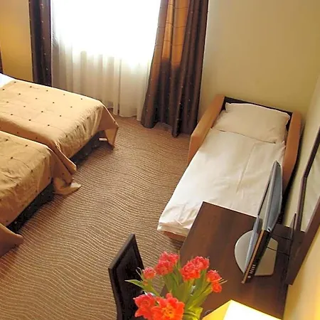 Hotel Azalia & 3*